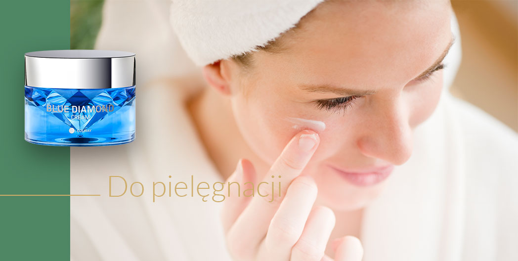 zdjęcie kremu na tle kobiety kremującej twarz